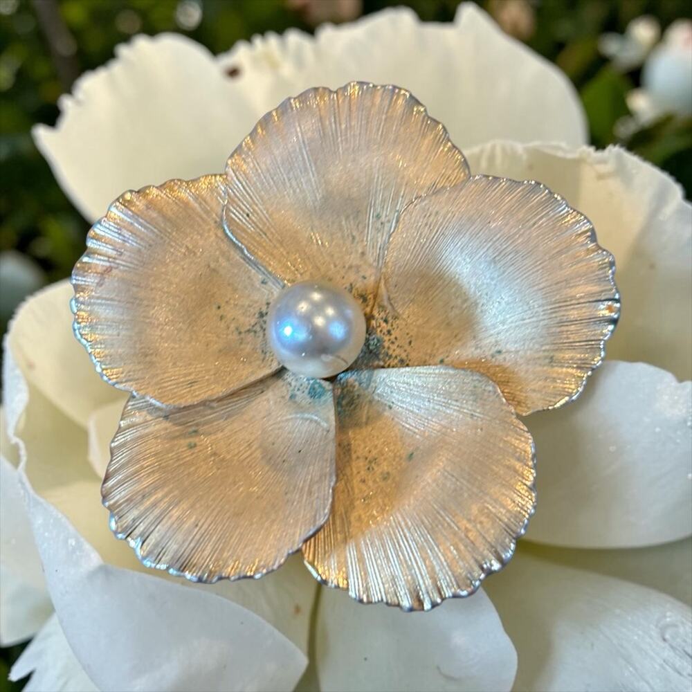 Signed Giovanni Gold Tone Flower Brooch Satin Finish Faux Pearl Vintage Pin